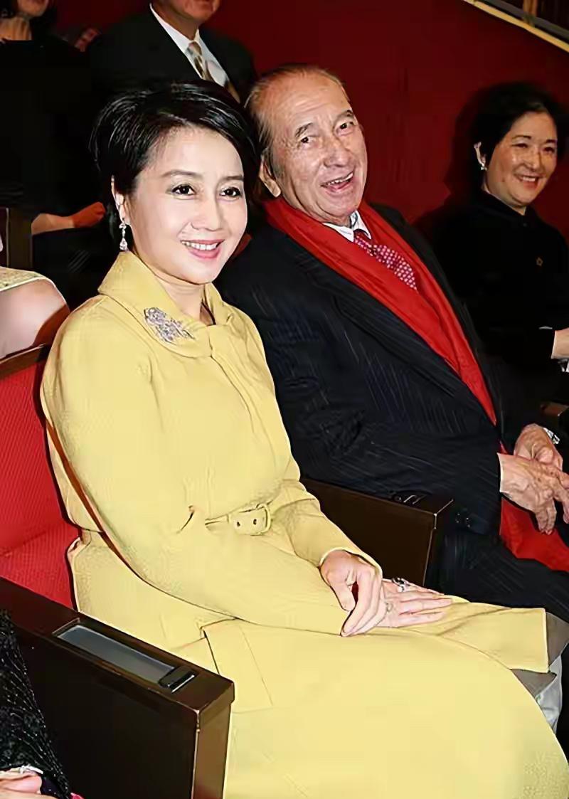 梁安琪原名禤伟玲，1960年生于广州普通家庭，是赌王何鸿燊的四太太，也是四位太太