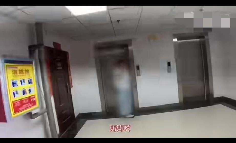 居民楼道里，女子遛狗不牵绳。
外卖小哥送餐经过楼道，小狗凑上来不停对着小哥吠叫。