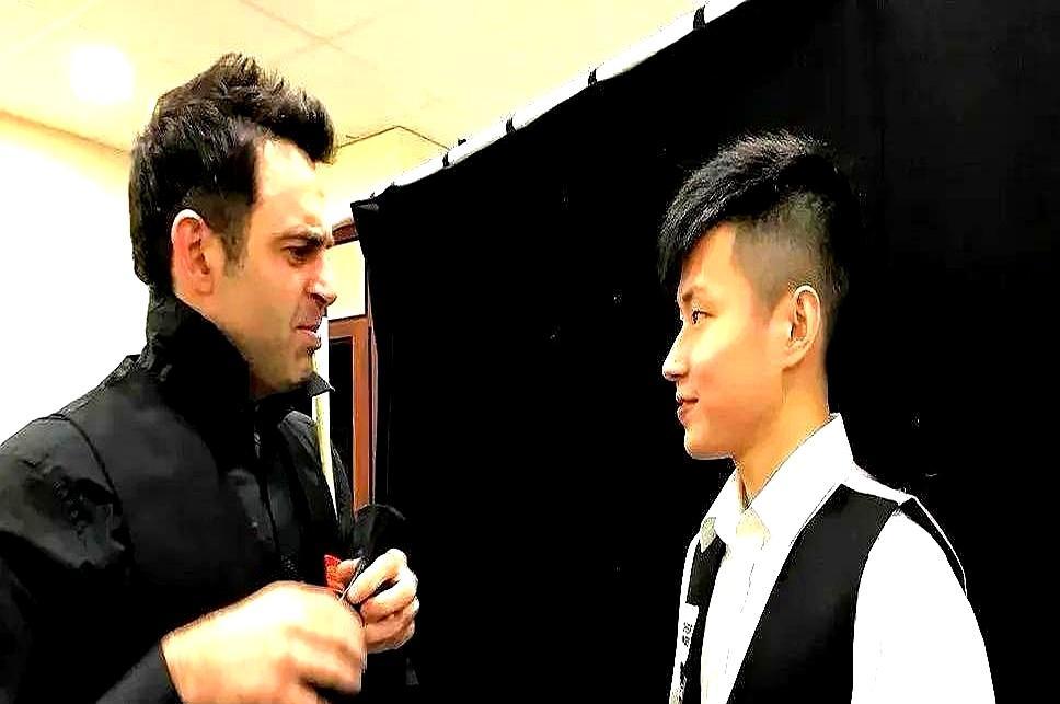 7比7平的时候，51岁希金斯用慢磨防守把赵心童逼到崩溃边缘。
 
希金斯本来替补