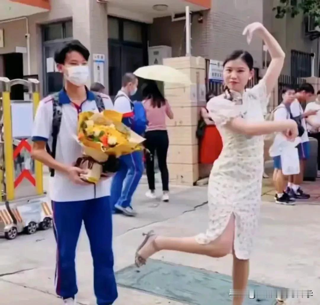 这考生一出高考考场就看到翩翩起舞的妈，
心里会是什么感受？
是尴尬还是喜悦呢？
