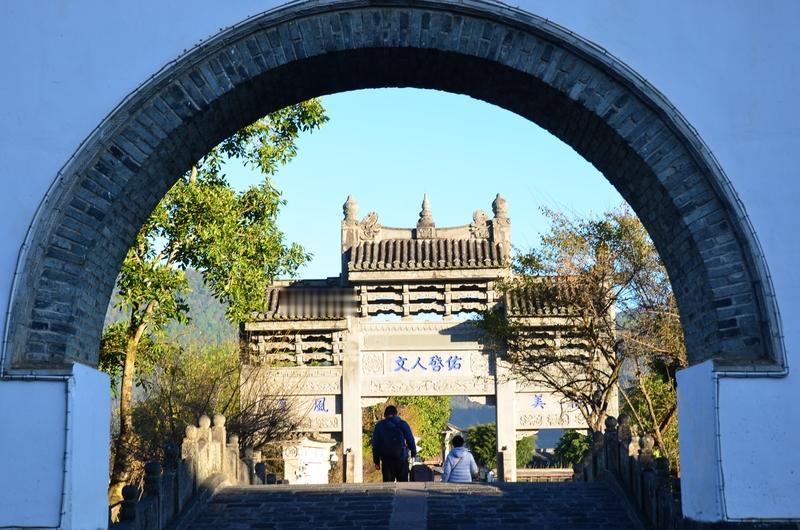 相册里最满意的照片，是那次在腾冲拍的。画面里，和顺古镇的徽派建筑错落有致，粉墙黛