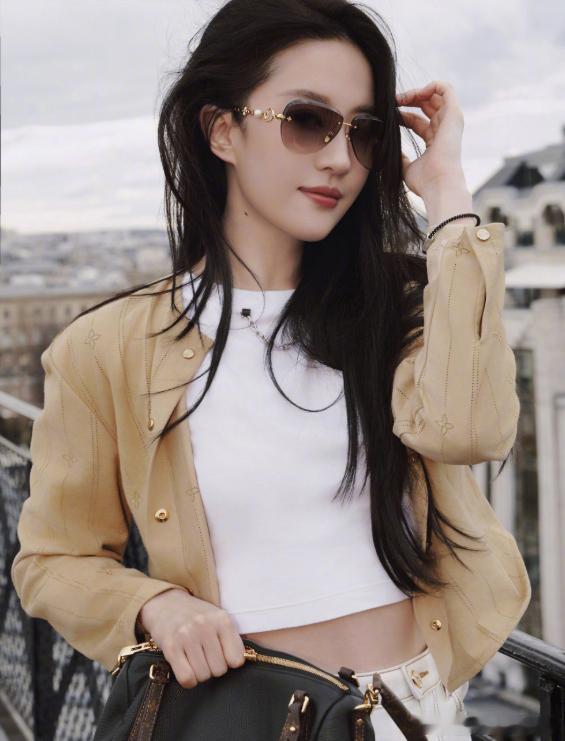 1.刘亦菲在身材管理上彻底摆烂，反倒成了圈里精气神最足的女艺人，那些天天饿肚子的