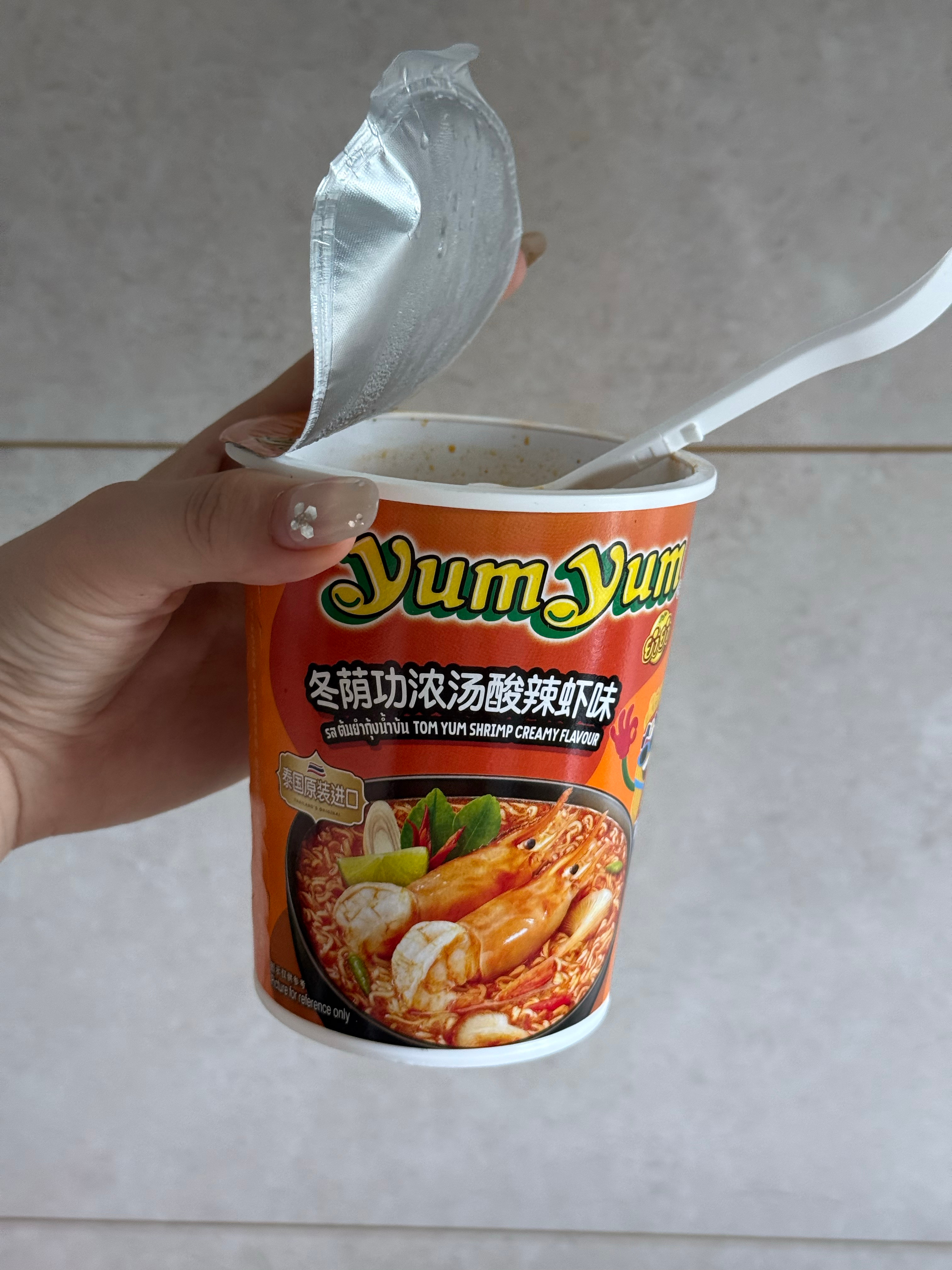 开始吃泡面了 