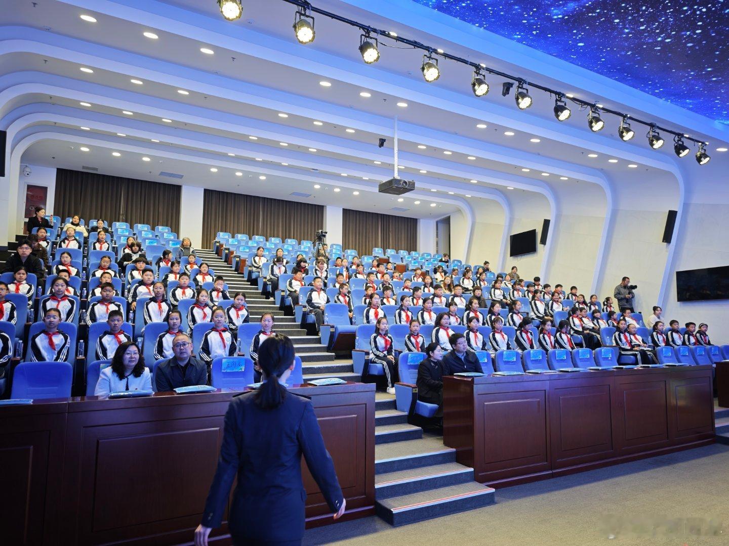 来密云区参加“税启少年 法护公平”的活动，现场来了好多密云税校的小朋友。现在的学