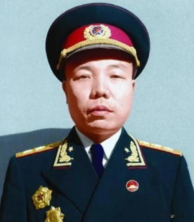 1961年萧华携夫人回故乡九山岭祭母，跪地哽咽自责：母亲，不孝子来探望您了
19