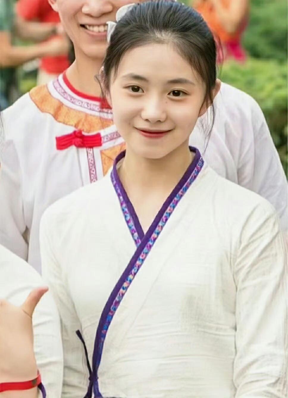 刘浩存的胎毛刘海真的好茂密，清清爽爽的大光明造型，把干净的五官衬得更灵动了。 