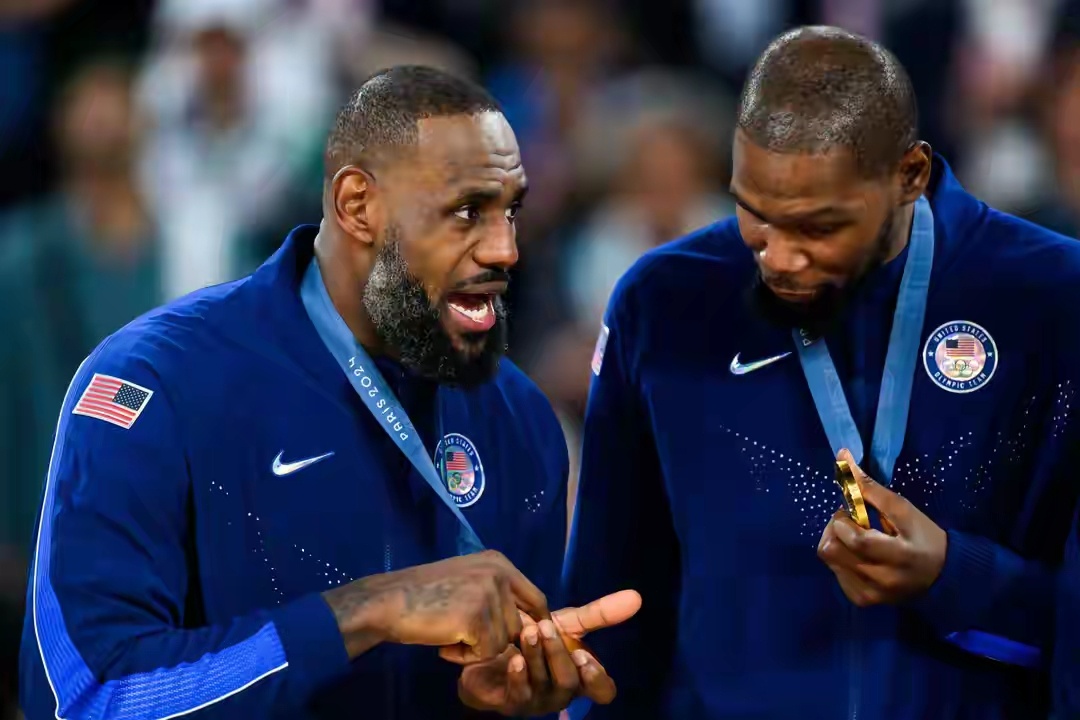 NBA詹姆斯连续得分上双纪录终结NBA常规赛，湖人客场123-120战胜猛龙。此