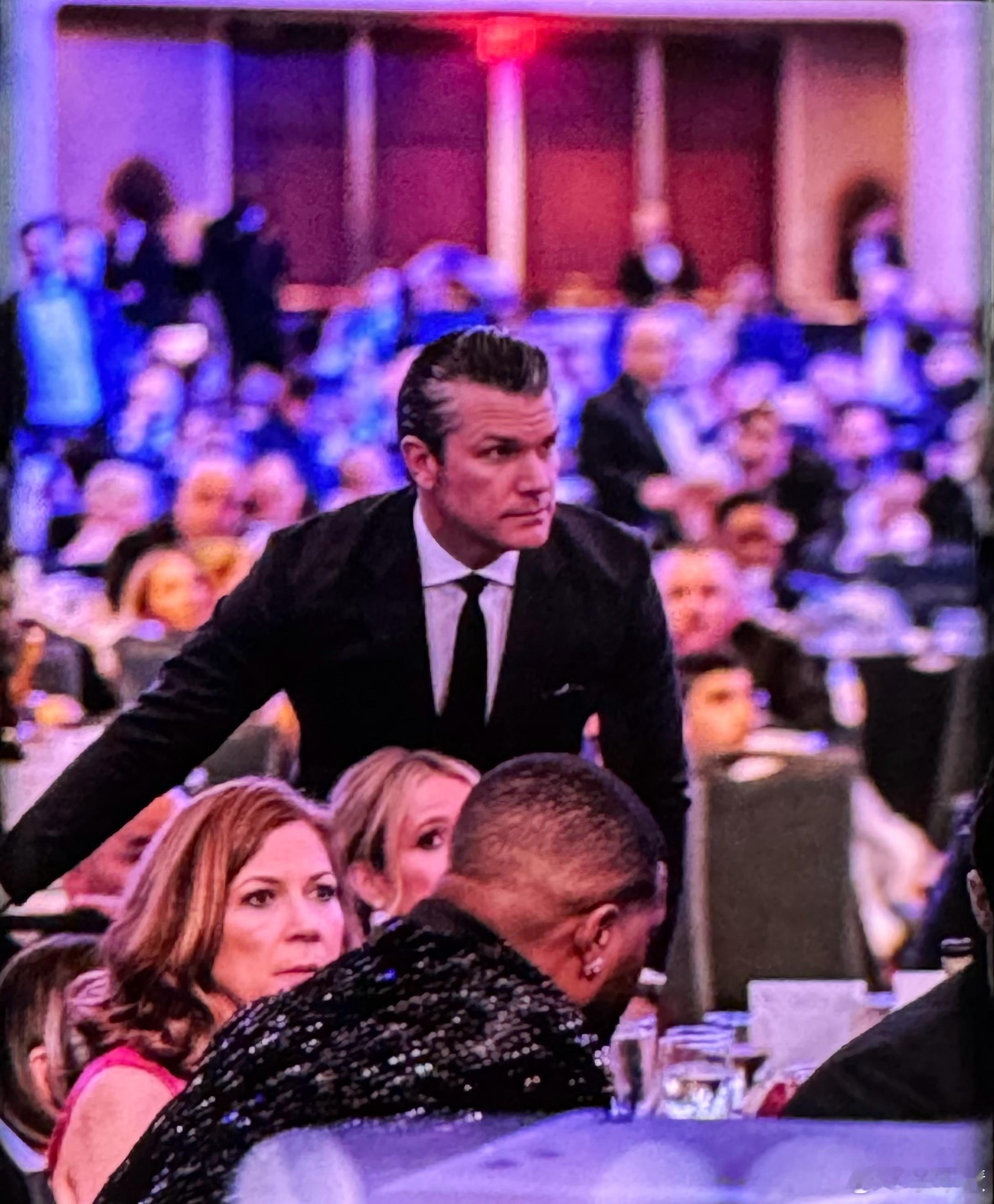 白瞎了！一身军人气场不假，军事能力毋庸置疑。但他全程服务美国霸权，持续围堵威慑伊