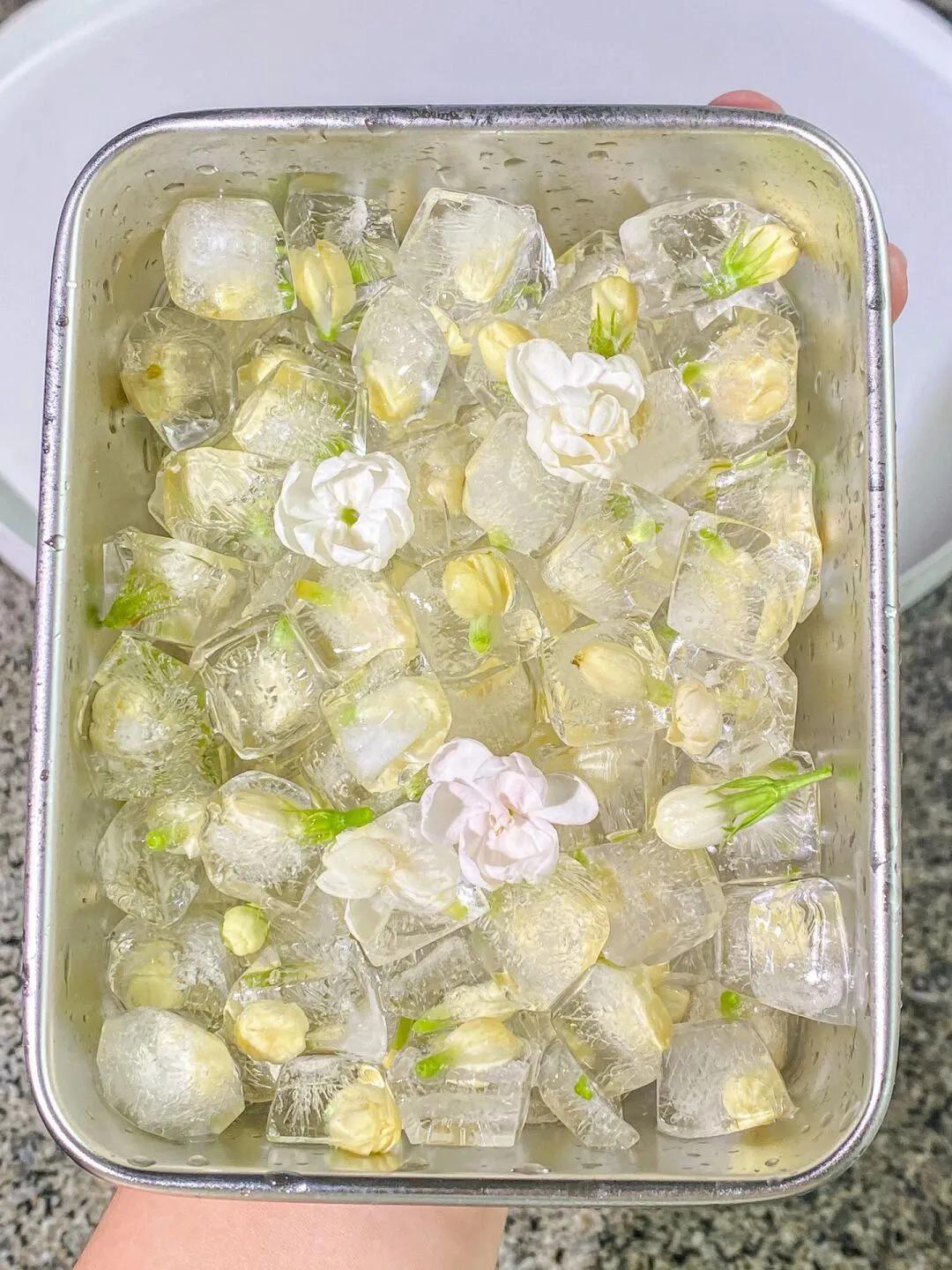 跟风做了一次，好喝哭了。。。
       椰子水+新鲜茉莉花朵，放冰箱冷冻一个