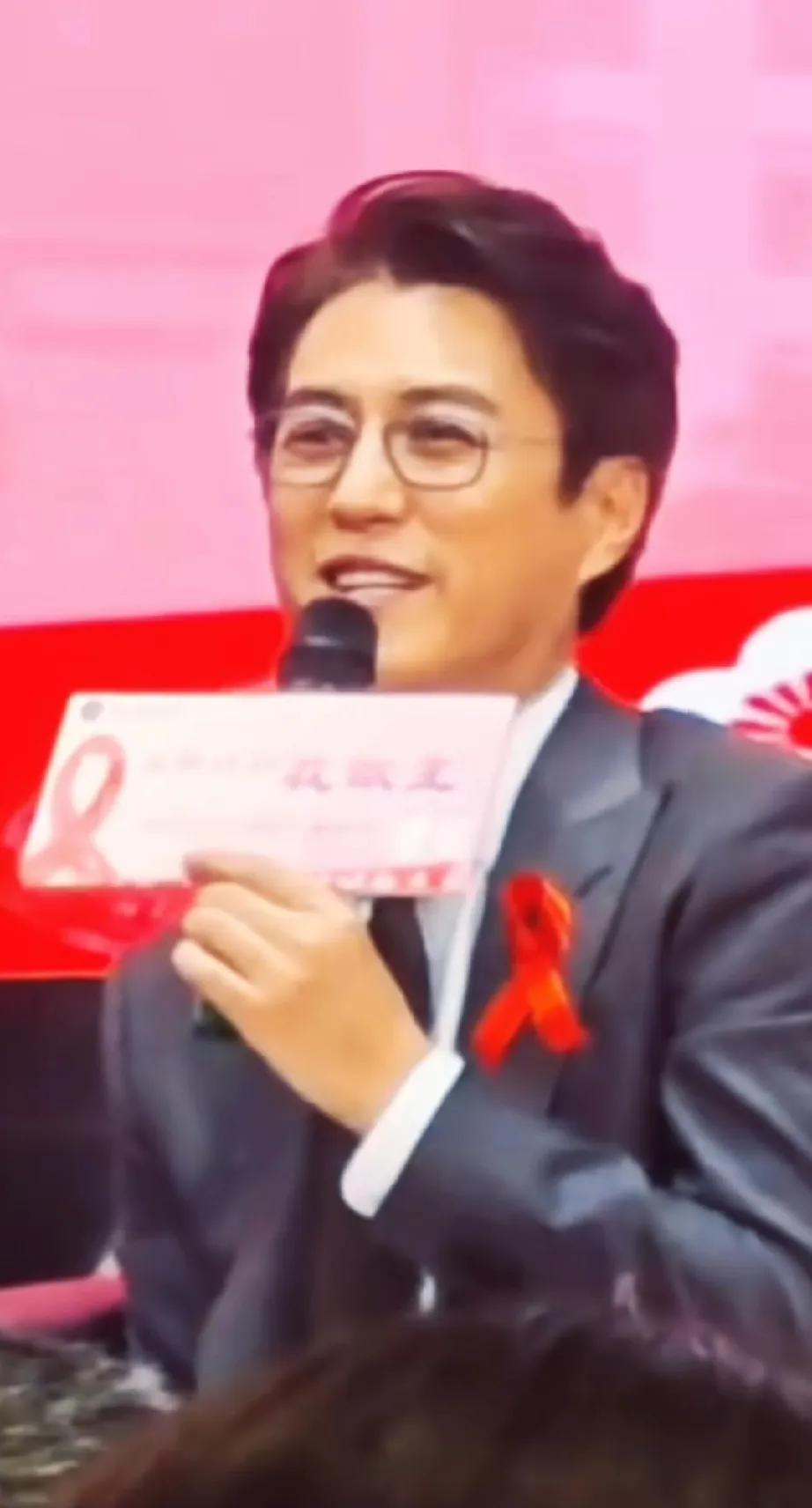 靳东携红丝带，燃动广医青春！

    当红丝带遇上青春校园，会碰撞出怎样的火花