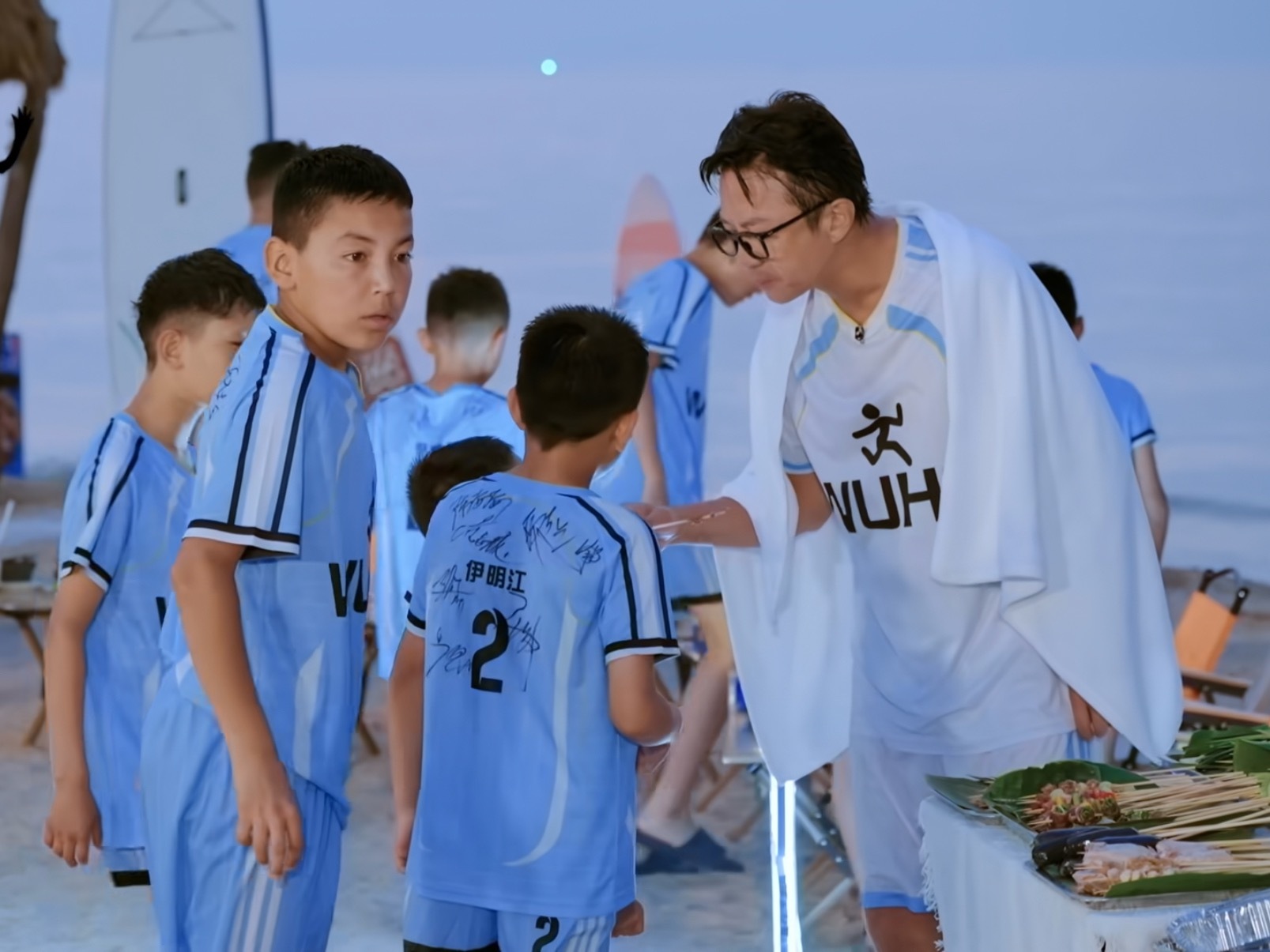 鹿晗不让节目组说我一眼就看到鹿晗哥哥的签名