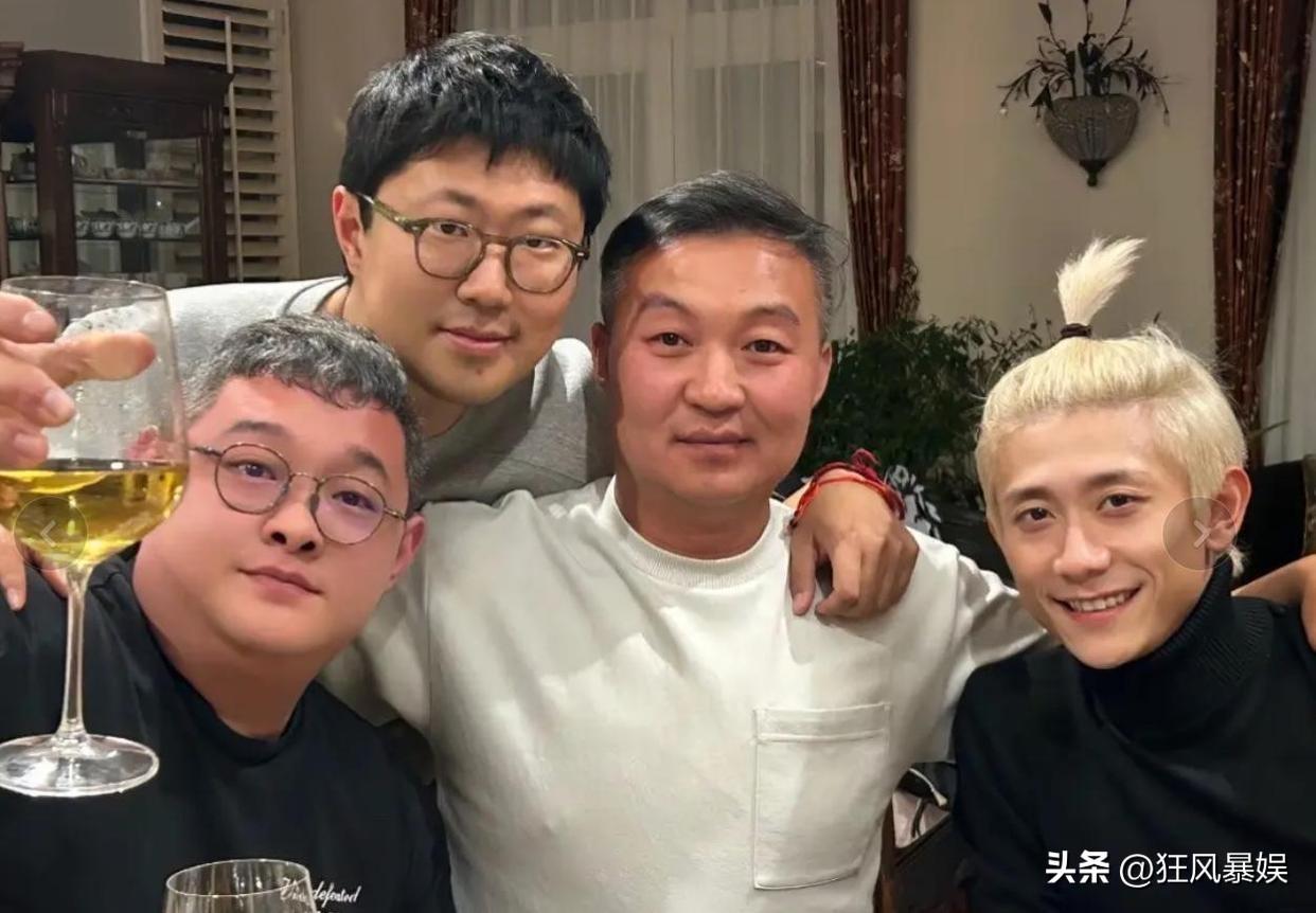 张一山，这身材气死人！

近日，张一山和发小聚会，张一山染了发，还扎个小揪揪，和