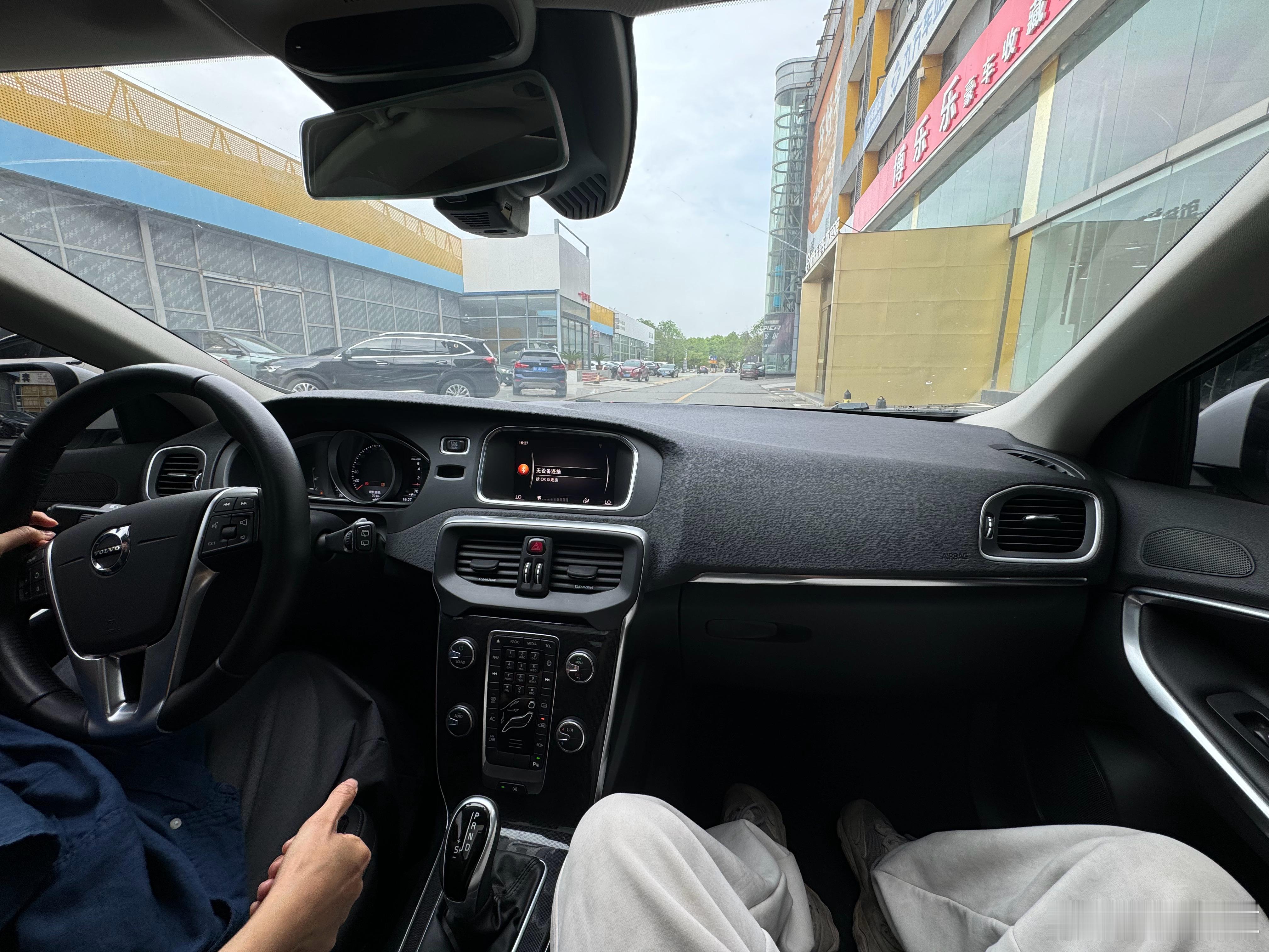 带个女粉丝试驾刚拿驾照 还没怎么开车这坐姿 有点像老司机