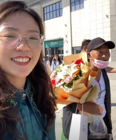 谁懂啊！100块钱换了7年的土特产！长沙姑娘北京随手帮个忙，被山东大爷宠成亲闺女