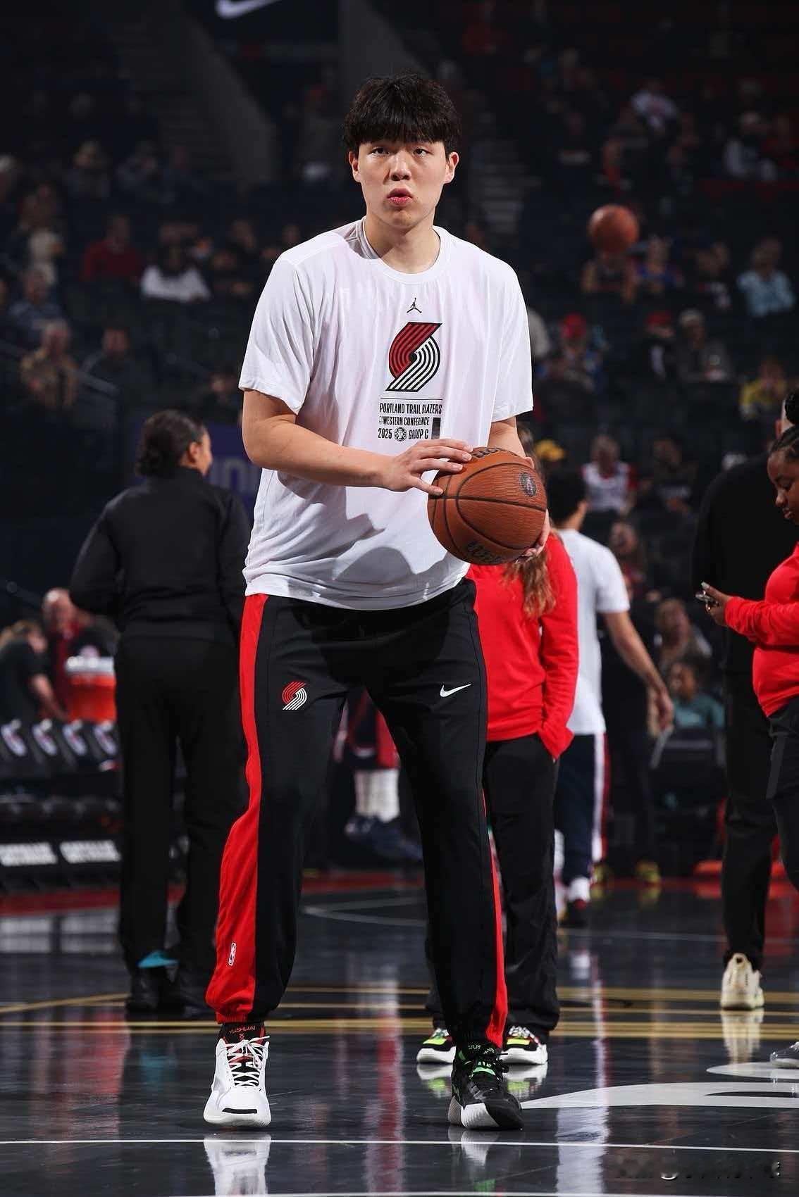 前程堪忧！杨瀚森连续两场被弃用

杨瀚森上周五被下放到发展联盟了，然而到周一又宣