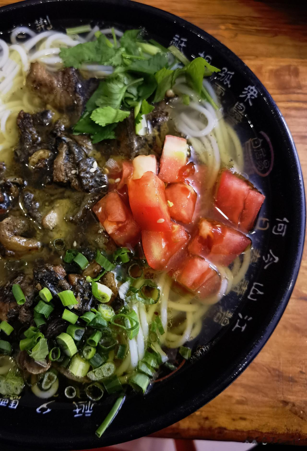 大理祥云这家土鸡米线，是我在祥云吃过的最好米线之一。不仅味道鲜美，而且配料很足，