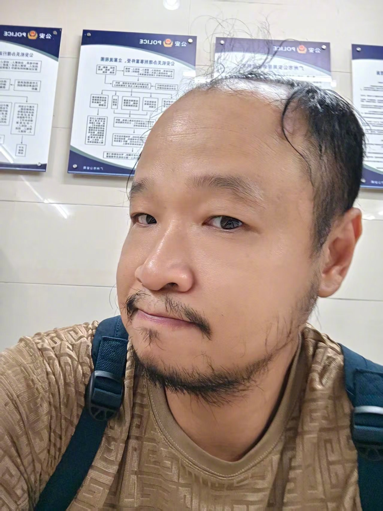 身处政务大厅依旧难掩大汗气度，素颜骨相撞脸忽必烈，气场从容沉稳正文：即便在办事大