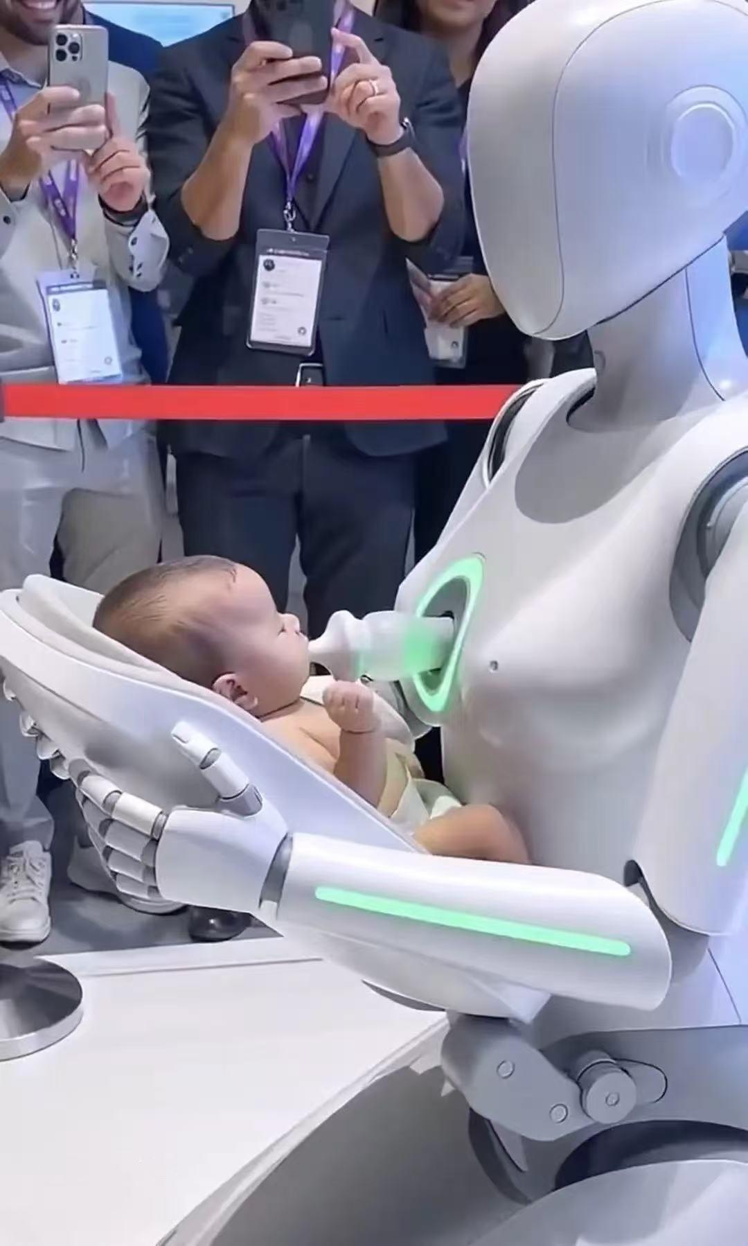 中国发展得太快了！
大家期待的机器人保姆真的要来了？！
看，都有机器人喂奶的功能