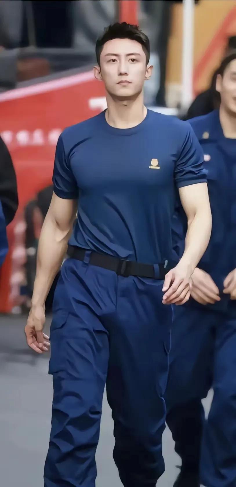 黄景瑜将要飞太空，
最担心人的应该是他的父母。
​黄景瑜是家中的独生子，但从小到