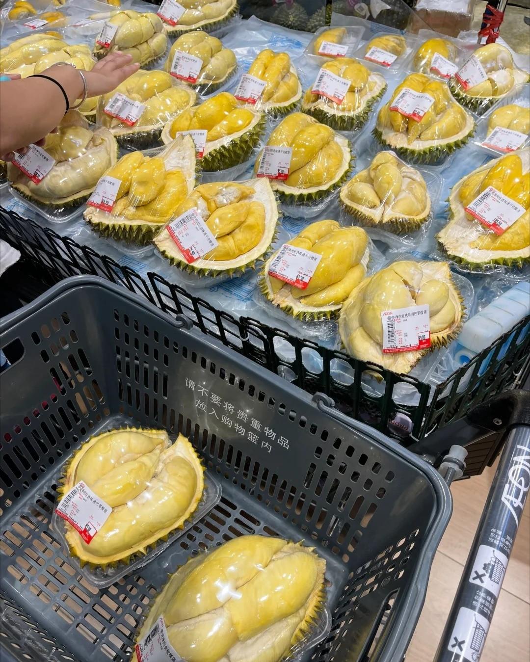 “太尴尬！”一女子花300元在超市买了一盒榴莲肉，回家乘电梯时，一个老太太问她要