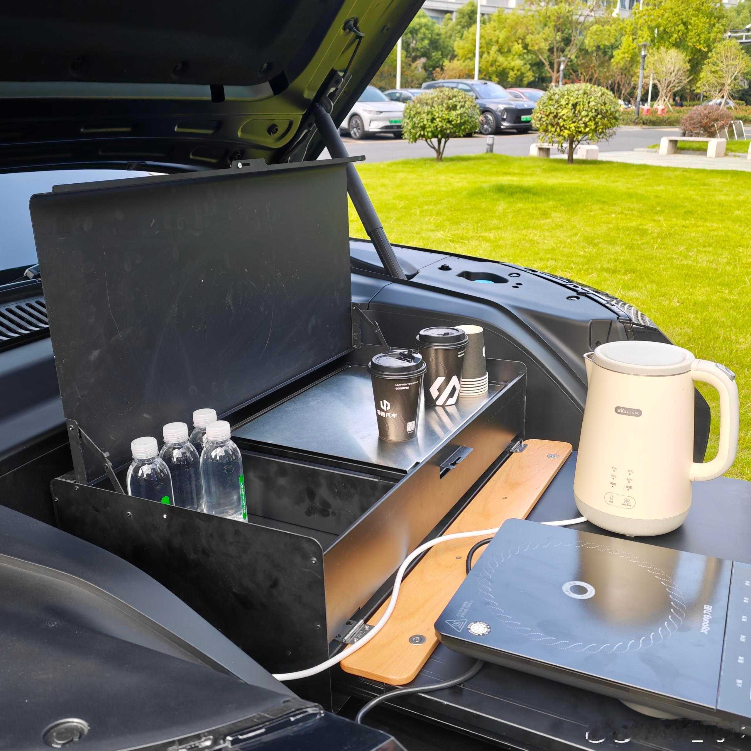 发了 D19 前备箱的高清图，两个细节值得看一下：1）向前开口，而且开口很低2）