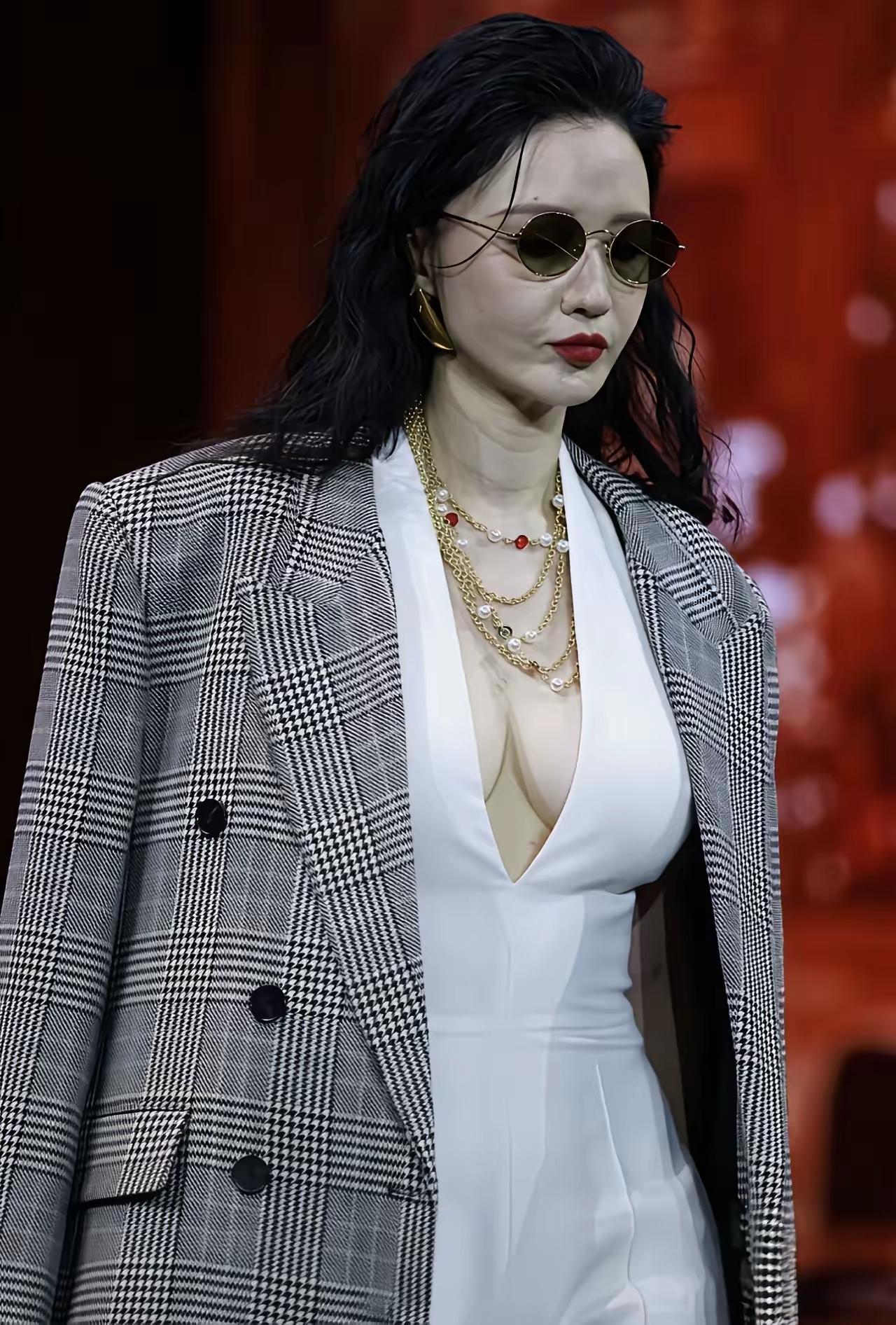 岁月犹如一把无情的杀猪刀，任你如何折腾，终究难逃它的“屠戮”。
美女张萌也已步入