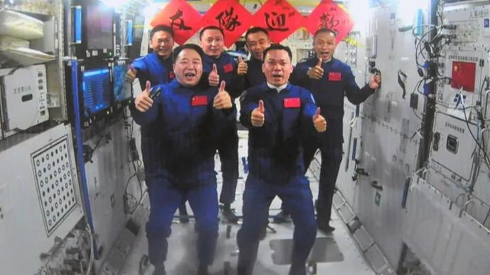在距离地球 400 公里的近地轨道，中国空间站再次上演了“太空换班”的感人瞬间。