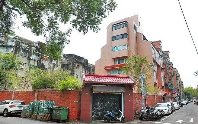 这是琼瑶居住了40年的房子，据估价达到了25亿台币，不知道房子的真正价值是多少，