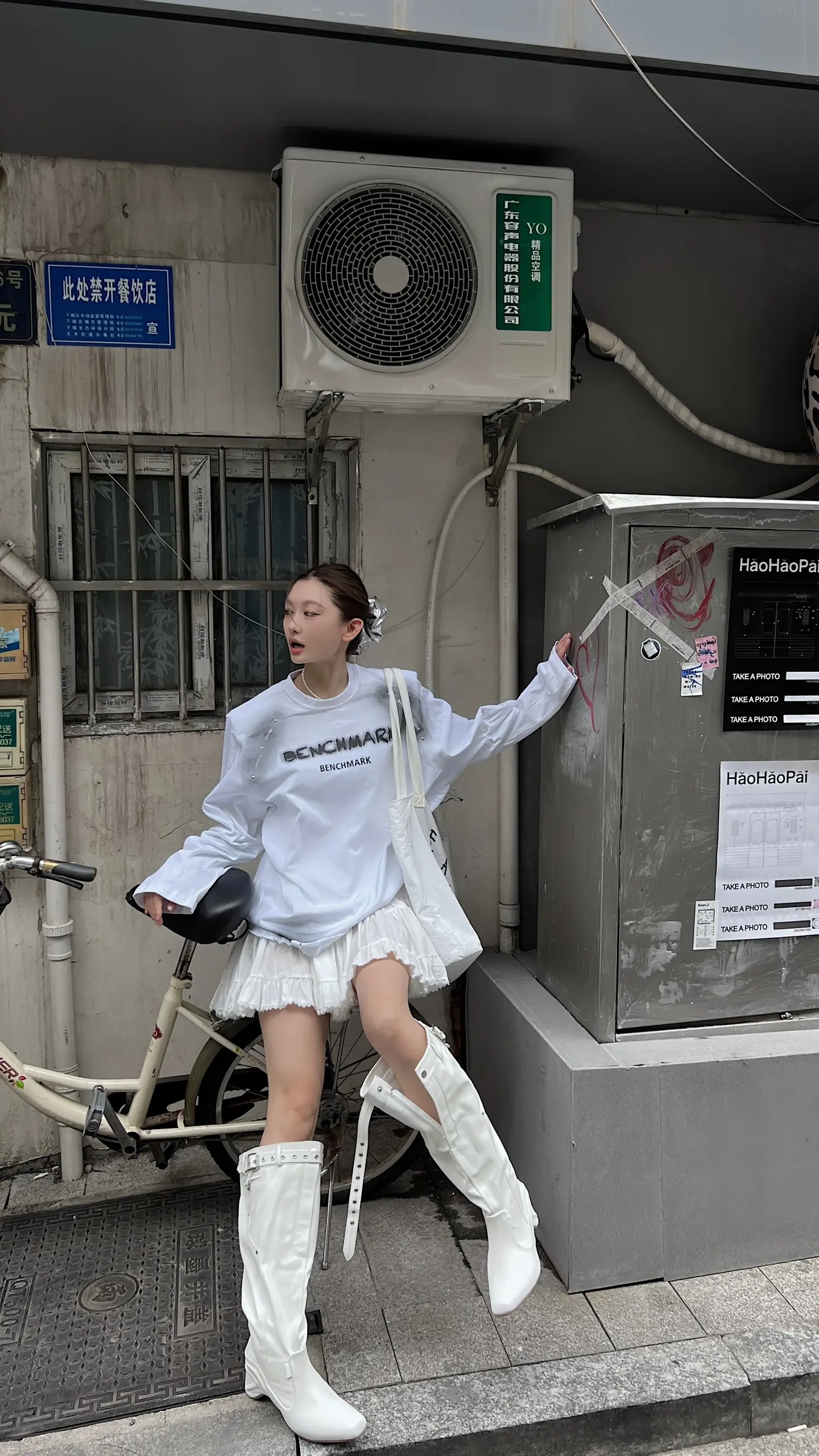 泪水打湿充电线 边刷手机边触电。