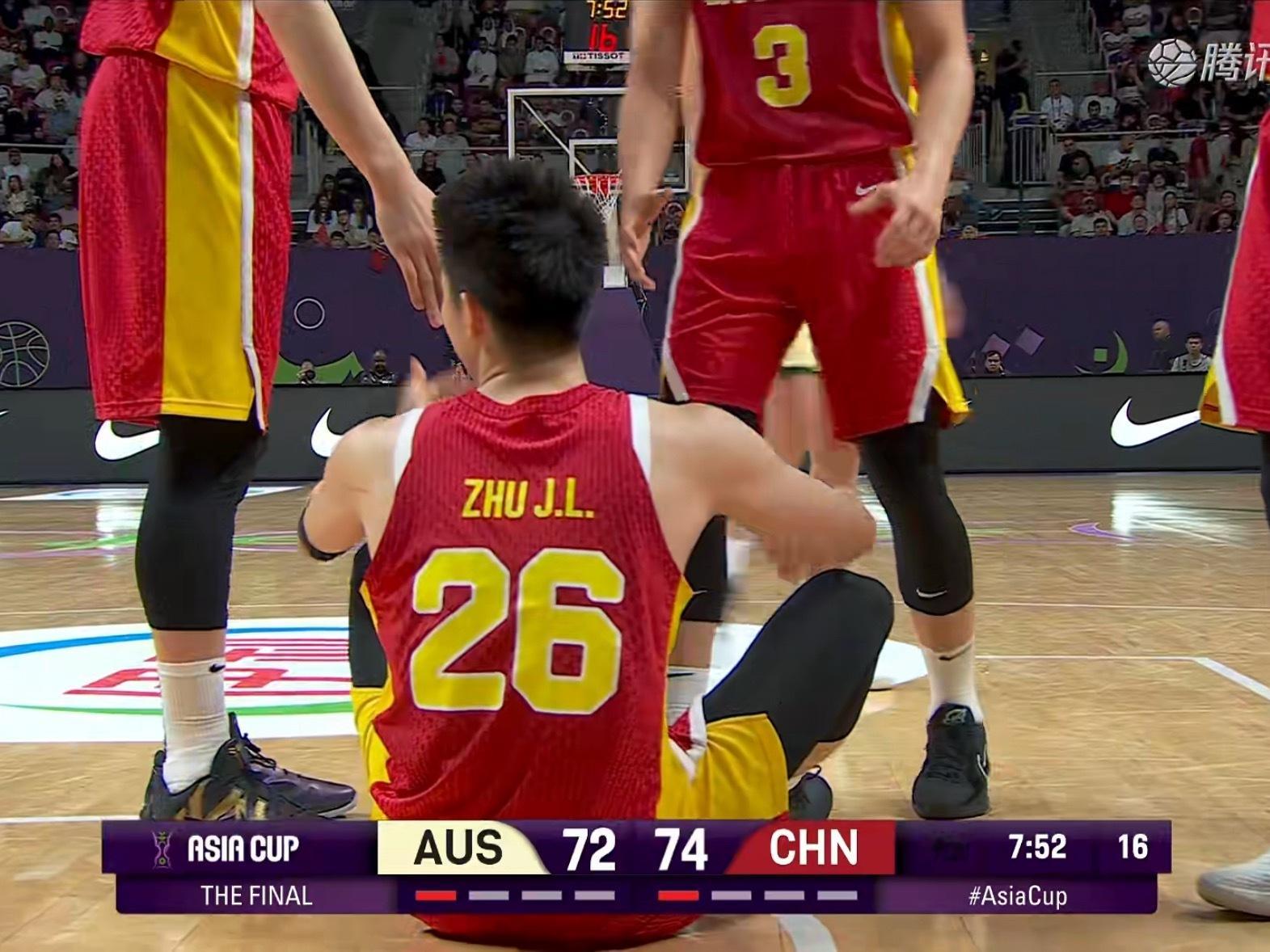 朱俊龙犯满，被罚下了中国男篮vs澳大利亚男篮 ​​​