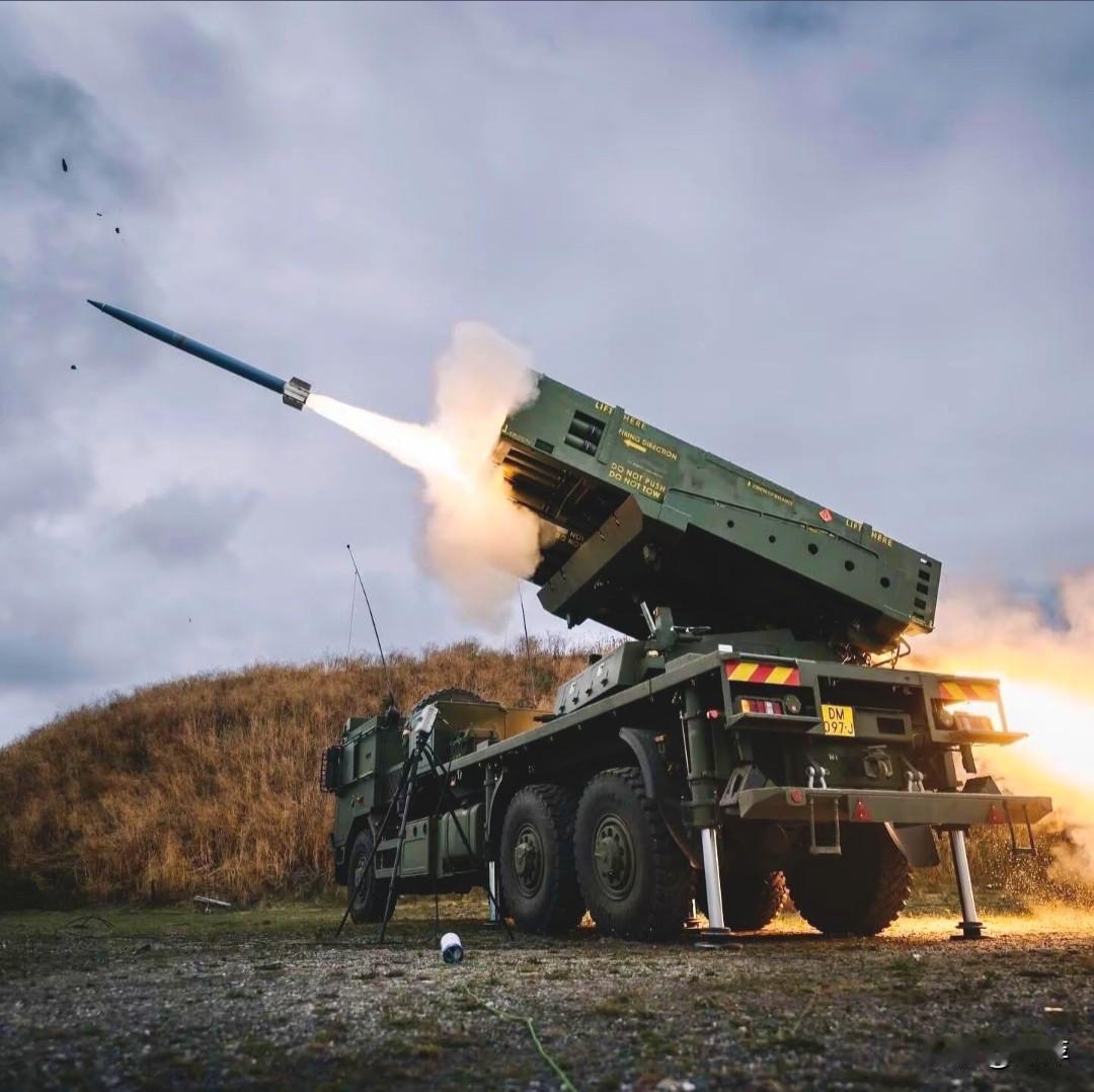 荷兰陆军的PULS精确通用发射系统，正在海岸实弹射击。这款由以色列研发的模块化火