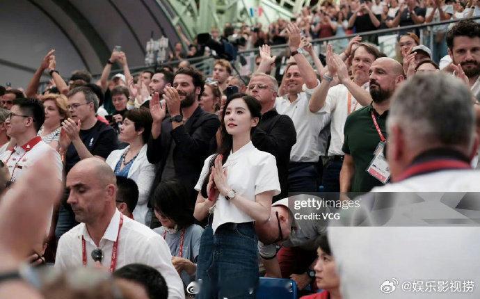 #刘诗诗美得像单独开了滤镜#我的天，刘诗诗巴黎赛场G社生图，美得像被单独开了滤镜