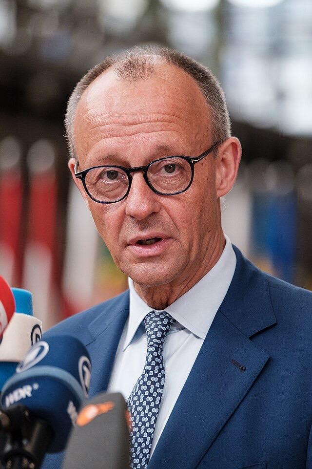 德国总理默茨在议会发表讲话，他说：“没有人威胁俄罗斯。不是北约，不是欧盟，不是德