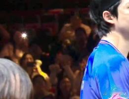 男乒世界前三集体抗议闪光灯 男单世界前三：松岛辉空、勒布伦、张本智和。三个人，三