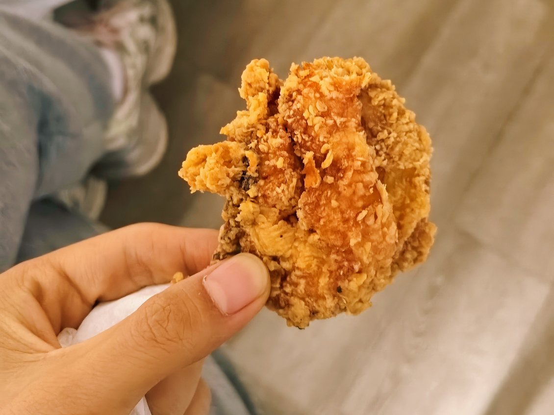 杀青蛋糕吃了，爆辣的铁锅炖吃了，许淮颂同款炸鸡也吃了，还见到了很多好同担，很满足