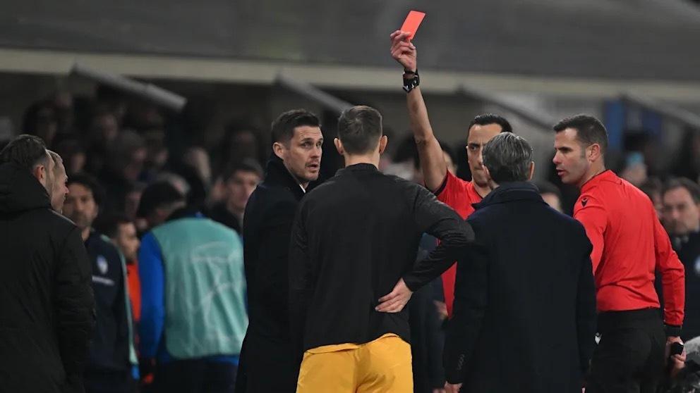 重新回到大名单的施洛特贝克没有出场，但还是在补时阶段领到红牌。他赛后表示当时亚特