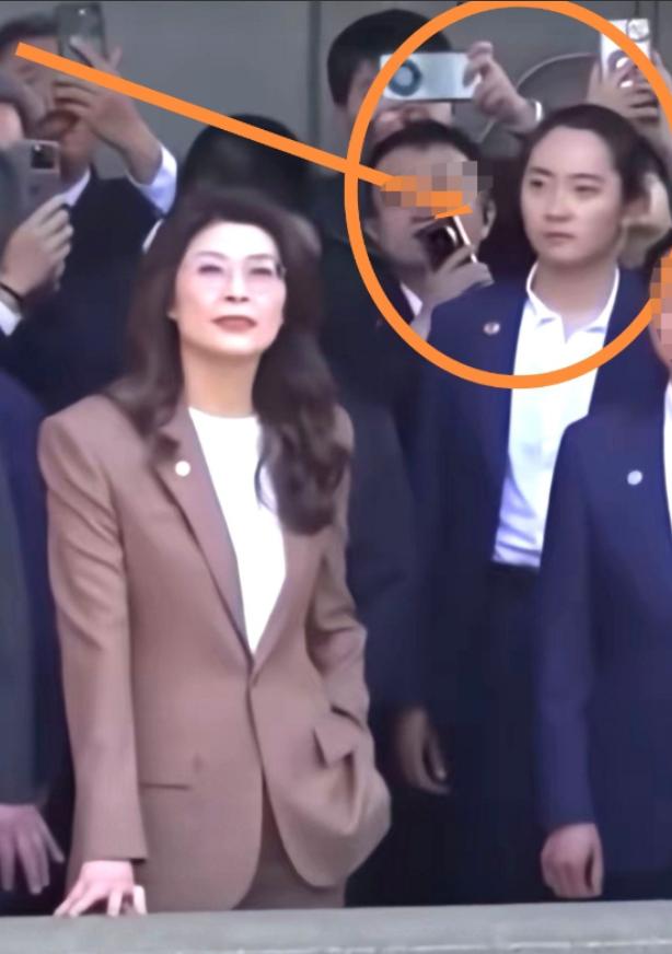 郑丽文身后女保镖意外走红！这安保实力，真的规格超高！
郑丽文拜谒的现场照一出来，
