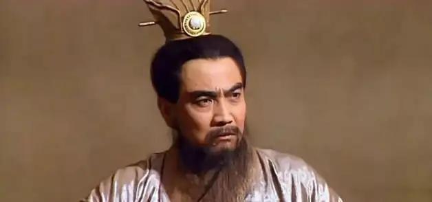 在公元204年，曹操平定冀州后，一位昔日功臣突然直呼其小名，表面笑应却暗藏杀机。