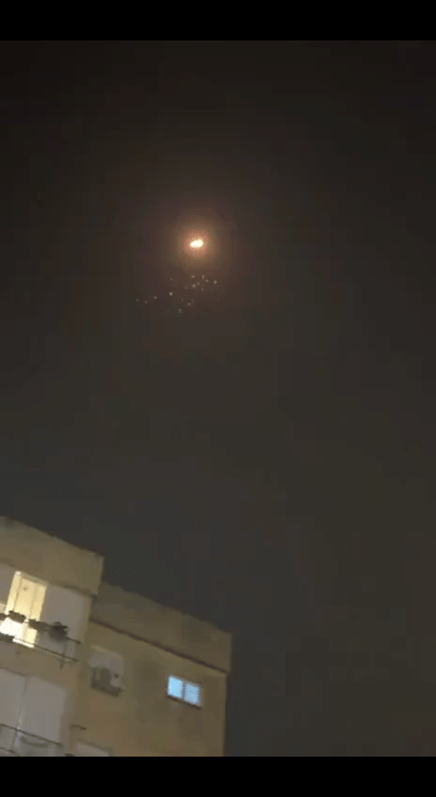 当地时间昨天晚上，伊朗射向以色列的一枚导弹在以色列中部上空裂开集束战斗部，放出子