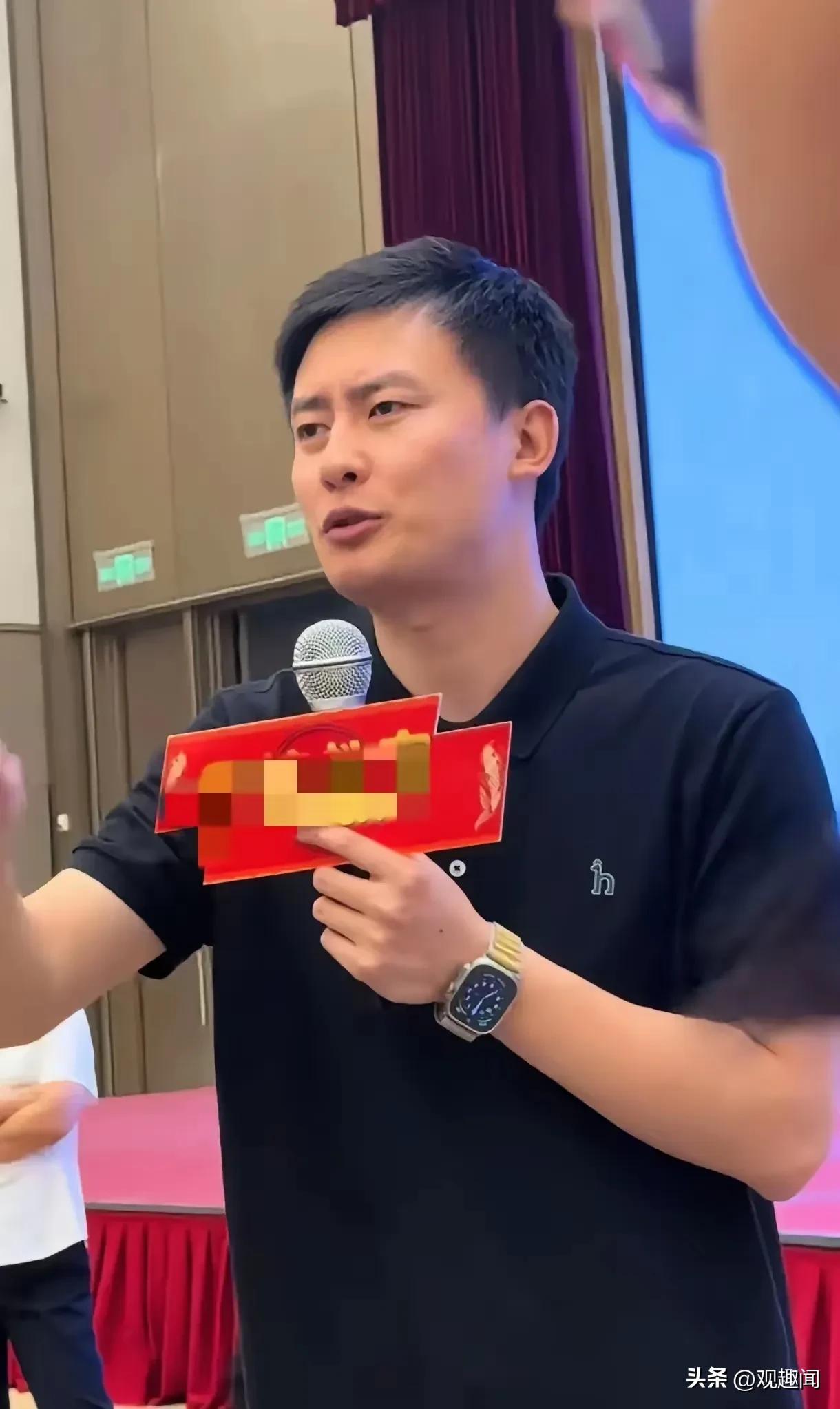 峰学蔚来新任掌门武亮，
接替张雪峰带领峰学蔚来。
武亮接任峰学蔚来新掌舵人，公司