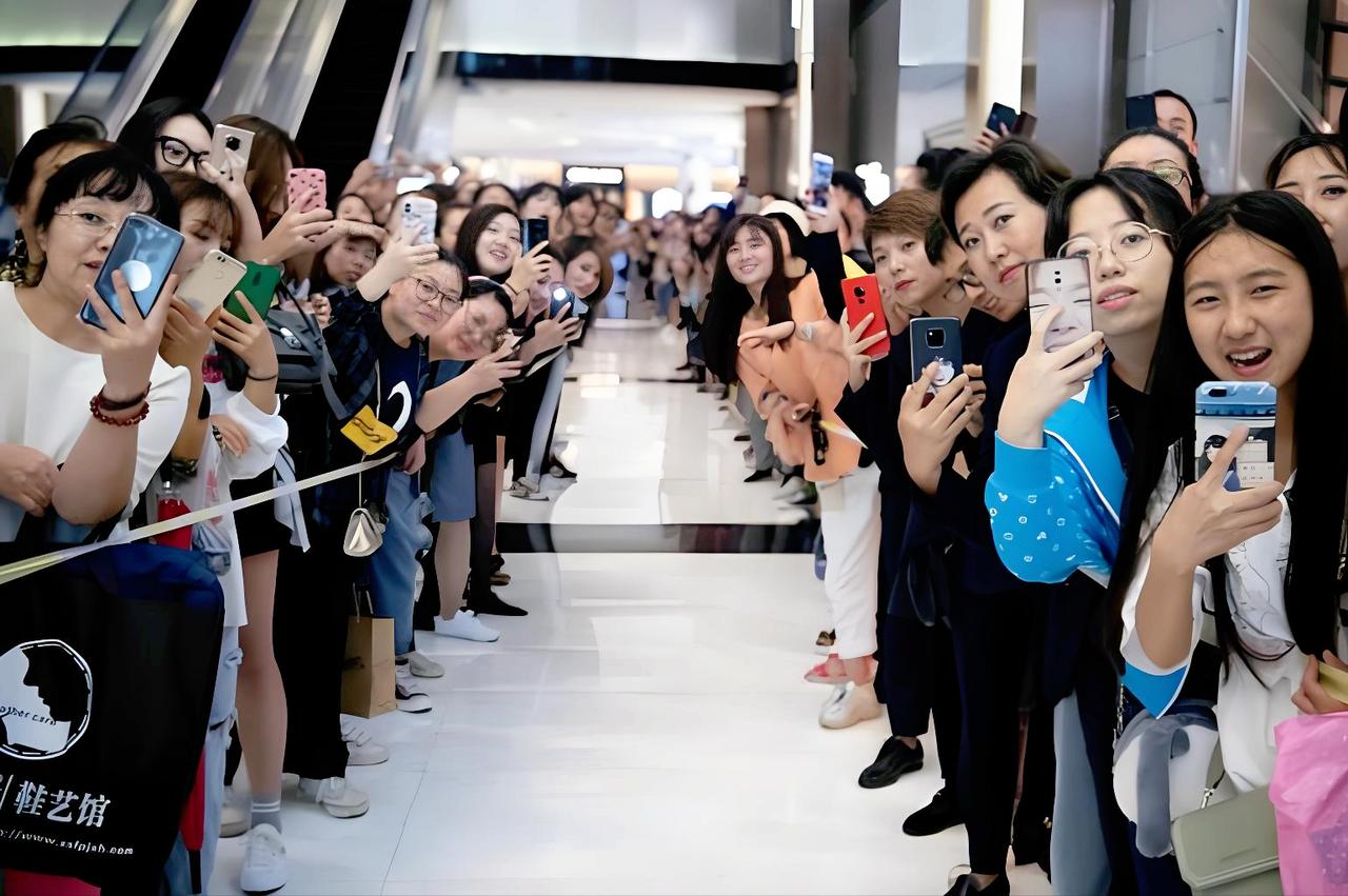 为什么疯狂追星的场景里都是女孩？谁能准确的回答这个问题？
