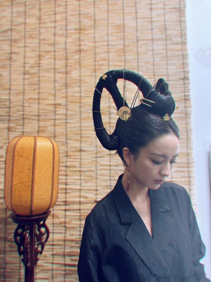 佟丽娅2025继续大步向前  佟丽娅晒照告别2024  佟丽娅晒照告别2024，