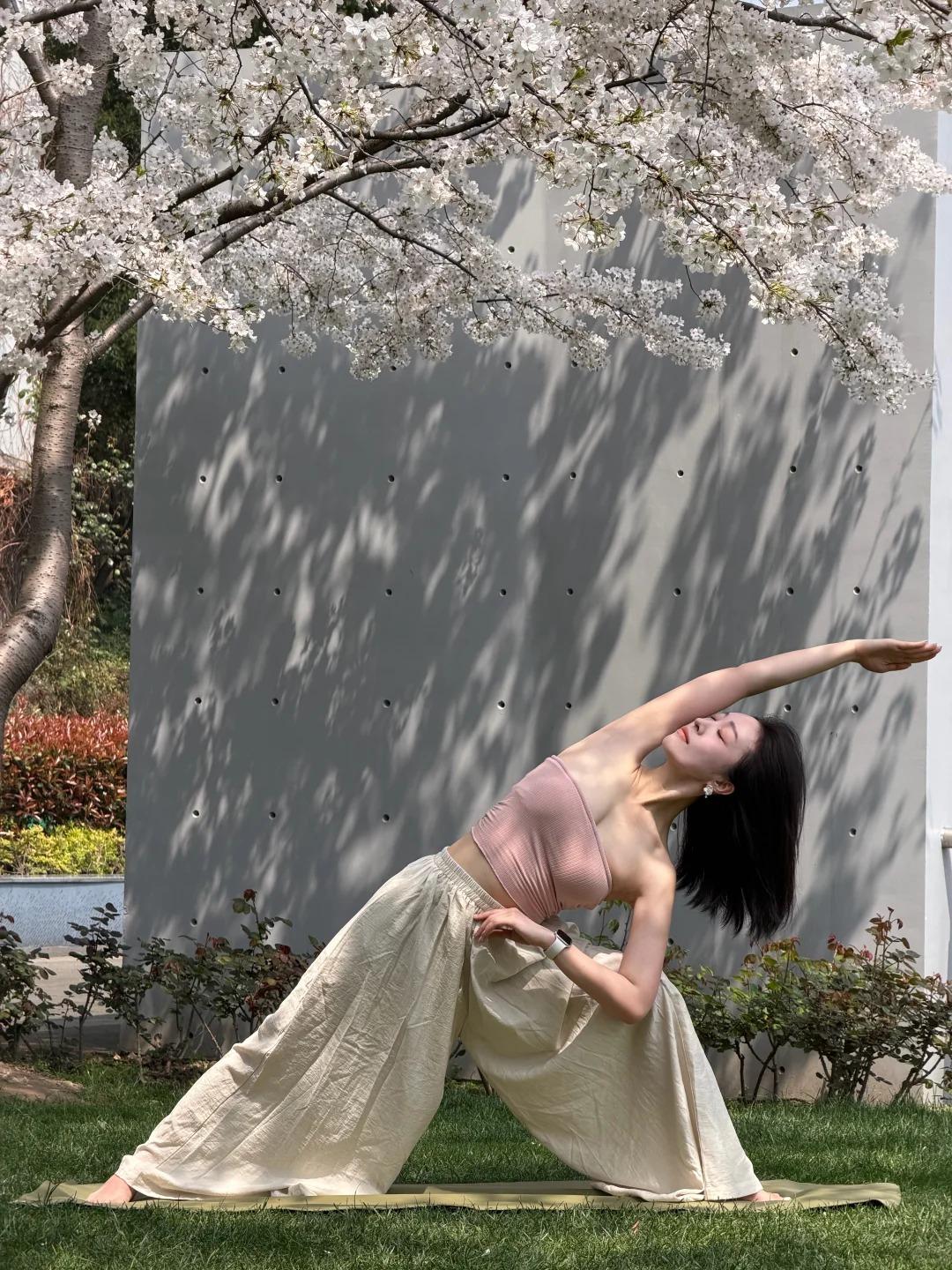 愿四月的你，卸下疲惫，奔赴一场户外瑜伽之约。踩在松软的草地上，伴着鸟鸣与花香，舒