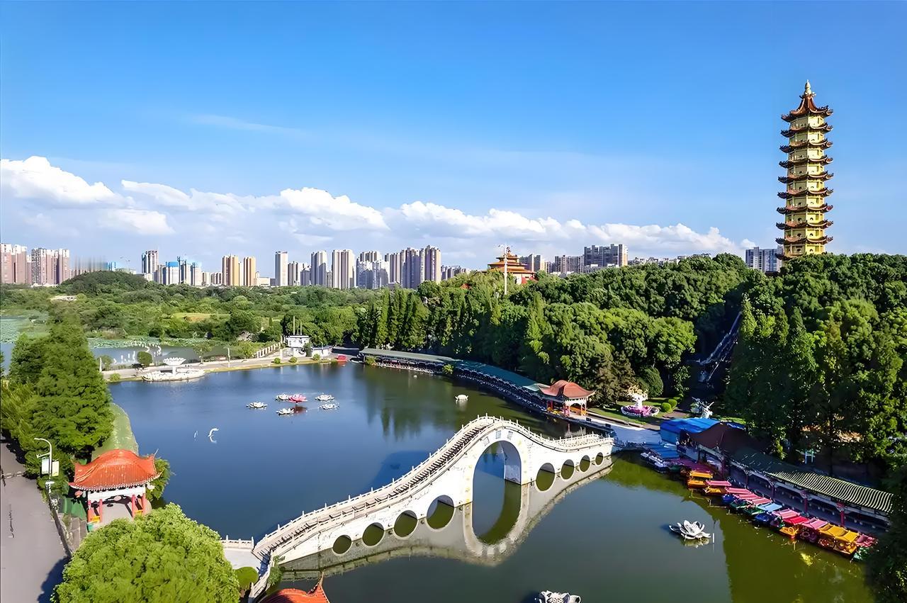 鄂州和光谷越走越近，这现象挺值得琢磨。交通上，武汉地铁 11 号线葛店段开通，让