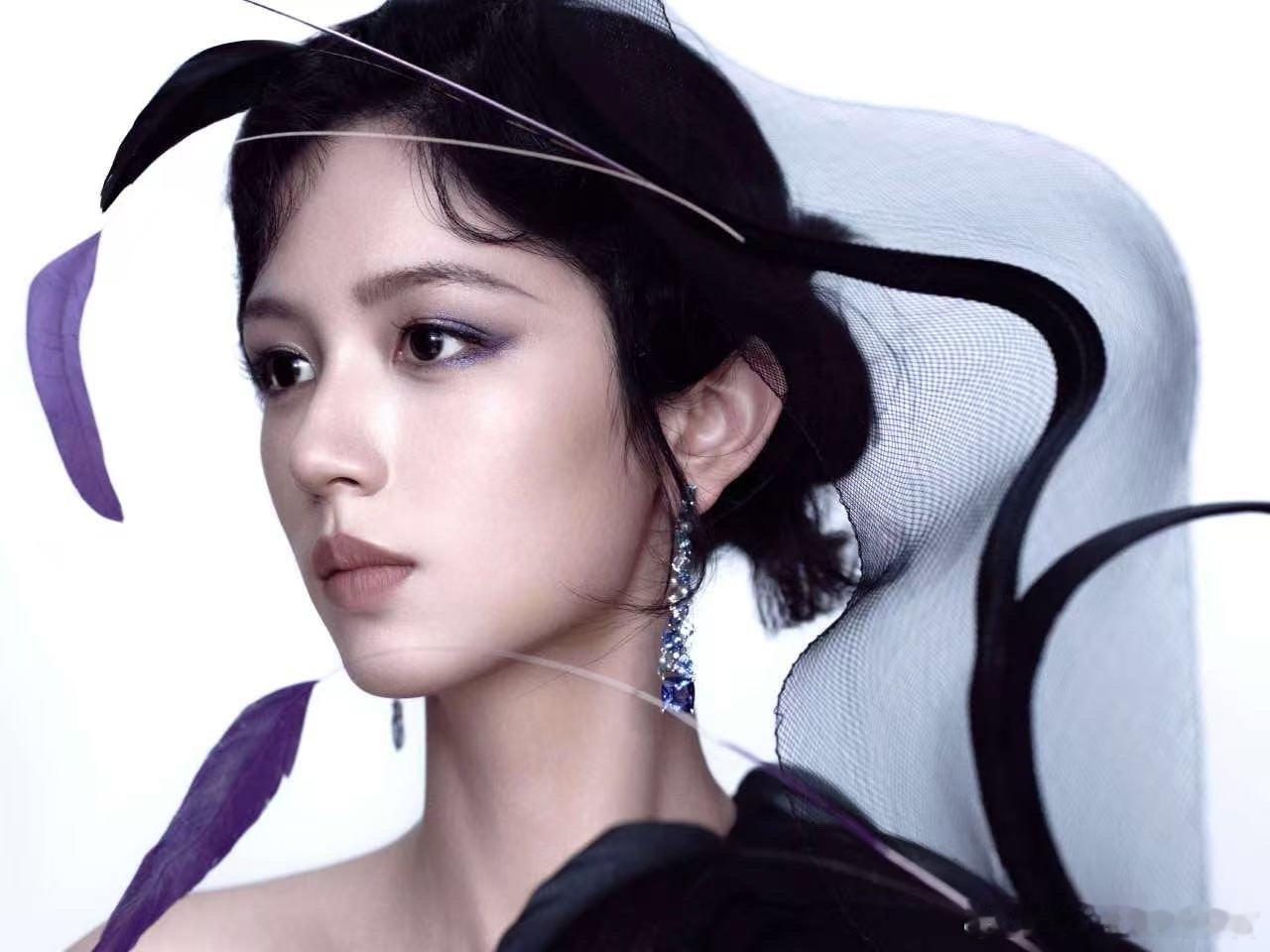 周也魔法女巫 周也穿魔法女巫造型适配度绝了，氛围感拉满，每次出现都让人眼前一亮，