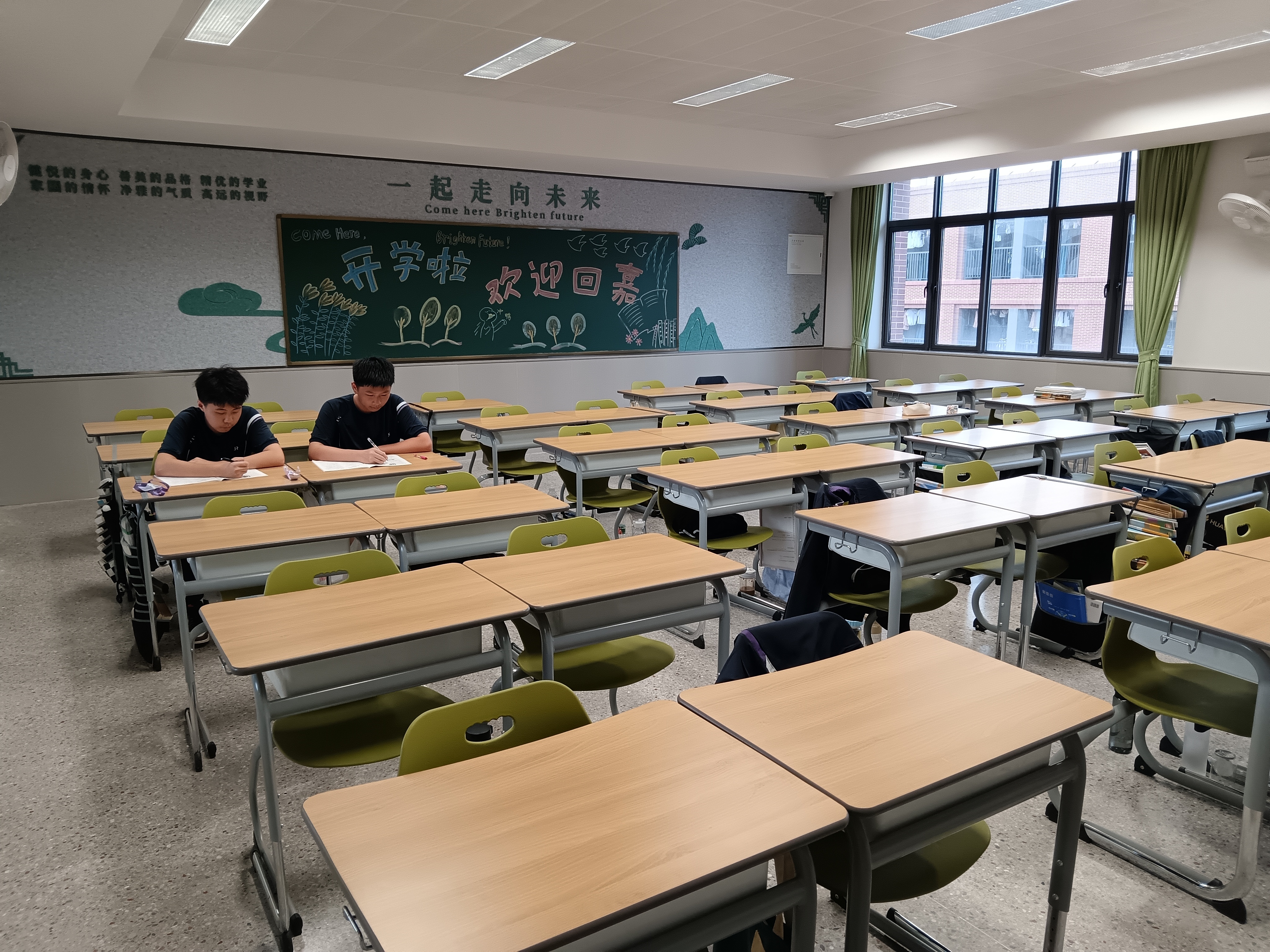 终于知道父母的苦衷了，一早就到教室学习。开窍了，甚慰！ ​​​