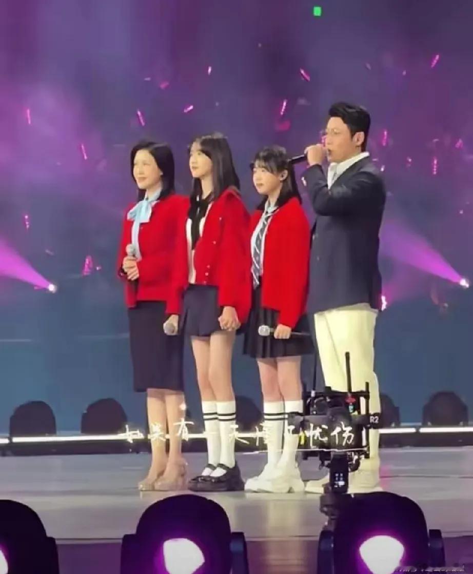 中国电影120周年活力之夜，陆毅一家四口直接把温情值拉满！陆毅、鲍蕾带着贝儿和小