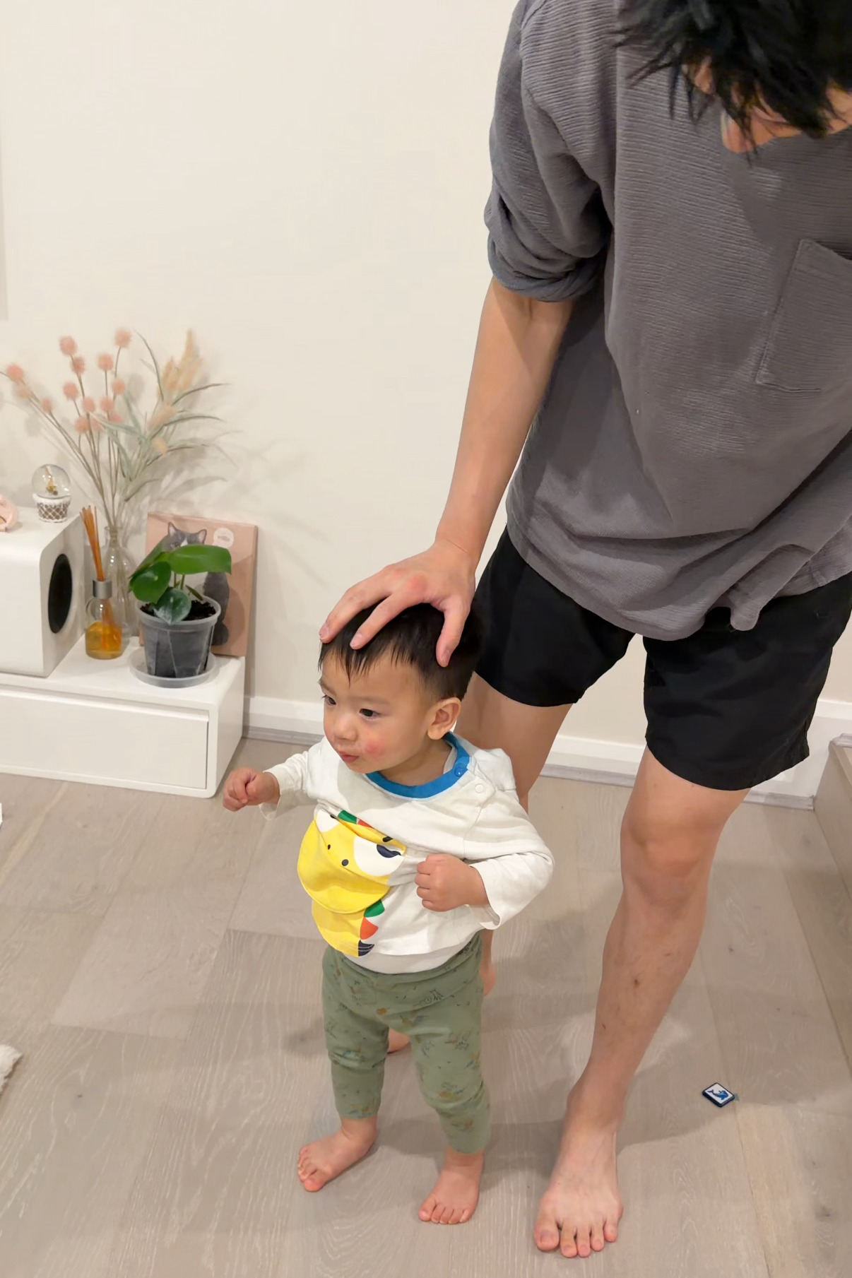 我两周前在朋友圈发了朋友家小朋友们来我家玩的照片，芽芽看到其中这两张，问我妈∶奶