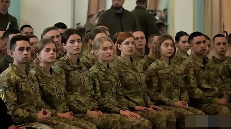 最后的决战！乌克兰开除5万大学生，直接推向前线！
 
泽连斯基声称，乌克兰需要“