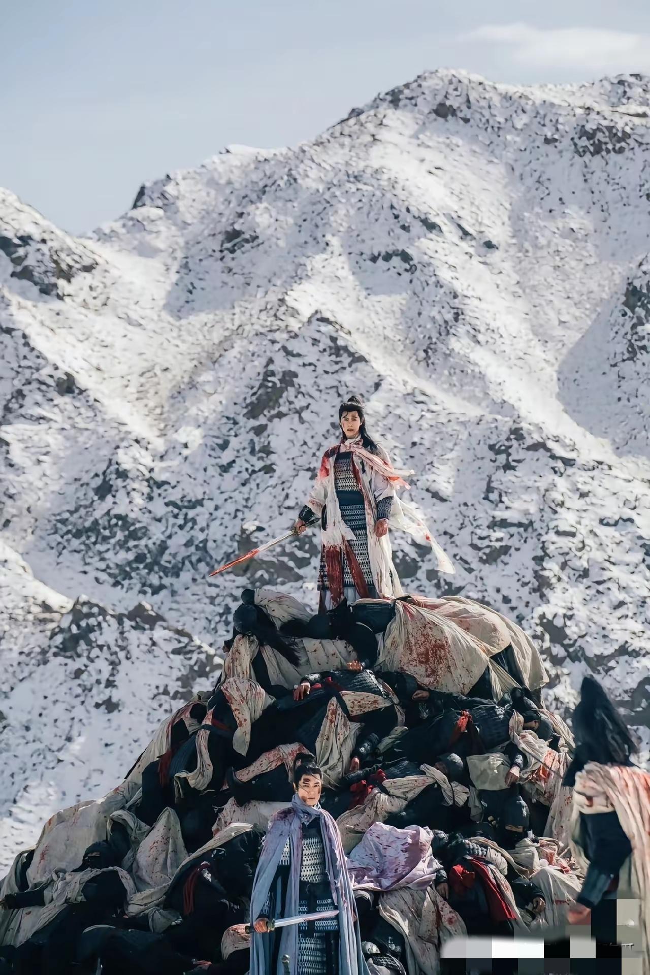 在看《冰湖重生》，
这个场景把我笑麻了，
不是燕洵要骑着马从淳儿的头上跨过，而是